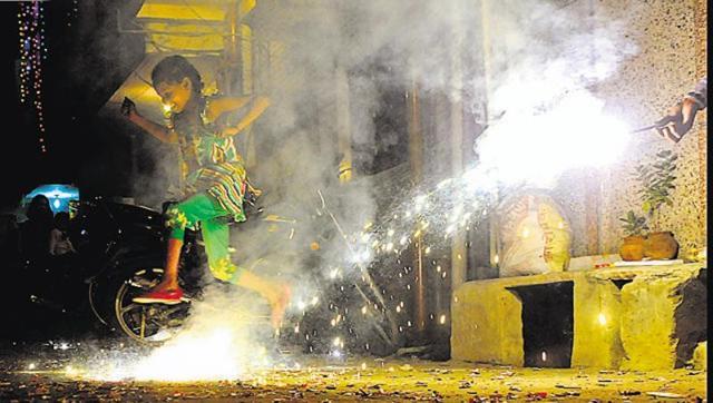 Stay indoors and avoid the Diwali pollution. (Sushil Kumar/HT File Photo)