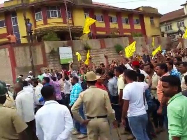 Members of saffron organisations clashed with police over celebrations to mark the birth anniversary of Mysore ruler Tipu Sultan.(HT Photo) Members of saffron organisations clashed with police over celebrations to mark the birth anniversary of Mysore ruler Tipu Sultan.(HT Photo)