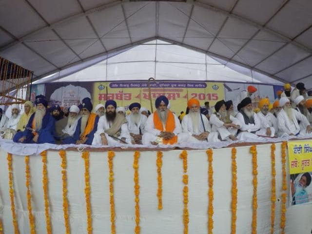 Sikh leaders at the Sarbat Khalsa at Chabba village on the outskirts of Amritsar on Tuesday.(Sameer Sehgal/HT)