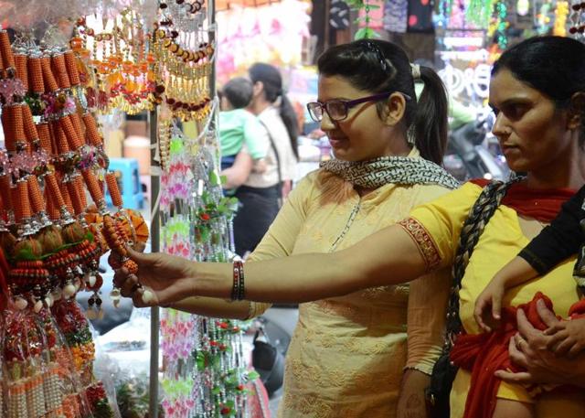 People buying decorative items ahead of Diwali in Amritsar on Monday. (Sameer Sehgal/HT Photo) People buying decorative items ahead of Diwali in Amritsar on Monday. (Sameer Sehgal/HT Photo)