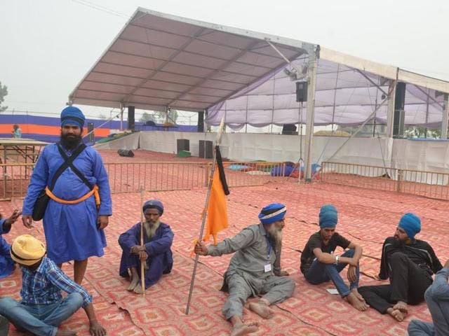 Despite leading series of protests against the sacrilege incident at Faridkot, many Sikh preachers will not be attending the Sarbat Khalsa in Amritsar on Tuesday.(Sameer Sehgal/HT) Despite leading series of protests against the sacrilege incident at Faridkot, many Sikh preachers will not be attending the Sarbat Khalsa in Amritsar on Tuesday.(Sameer Sehgal/HT)