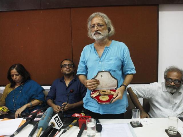 Filmmaker Anand Patwardhan showing his national award which he returned in protest against the growing intolerance around the nation and the unsolved FTII issue.(HT Photo)