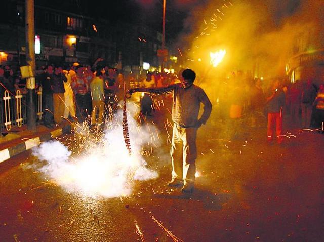 Pollution level during Diwali night is expected to be “severe” due to bursting of firecrackers. (HT Photo) Pollution level during Diwali night is expected to be “severe” due to bursting of firecrackers. (HT Photo)