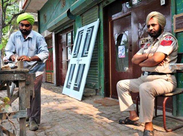 A cop guards the house of dera follower Raghbir Singh Insan at Bhanglan in Samrala. (Ravi Kumar/HT) A cop guards the house of dera follower Raghbir Singh Insan at Bhanglan in Samrala. (Ravi Kumar/HT)