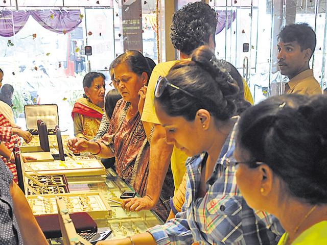 People purchase utensils on Dhanteras in Bhopal. (Praveen Bajpai/HT photo) People purchase utensils on Dhanteras in Bhopal. (Praveen Bajpai/HT photo)