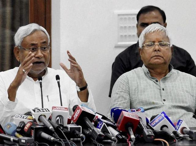 Bihar chief minister Nitish Kumar and RJD chief Lalu Prasad at a press conference after Mahagathbandhan's (Grand Alliance) victory in Bihar assembly elections at RJD office in Patna on Sunday.(PTI Photo)