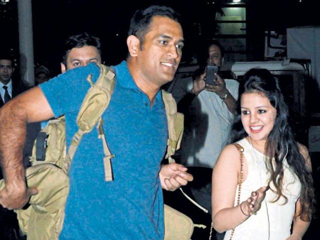 Mahendra Singh Dhoni and his wife Sakshi were also spotted at the Mumbai airport. (Yogen Shah/HT Photo)