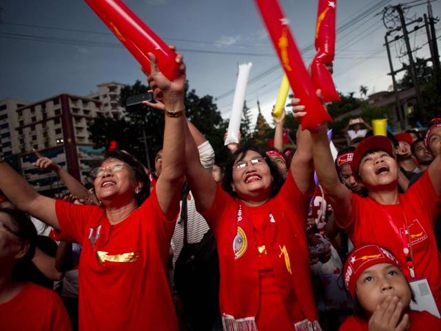 Supporters of Myanmar opposition leader Aung San Suu Kyi's party watch official results on a giant screen outside the party headquarters in Yangon on November 9, 2015. (AFP Photo) Supporters of Myanmar opposition leader Aung San Suu Kyi's party watch official results on a giant screen outside the party headquarters in Yangon on November 9, 2015. (AFP Photo)