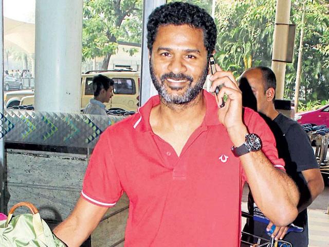 Prabhudheva smiles for the shutterbugs at the Mumbai airport. (Yogen Shah/HT Photo)