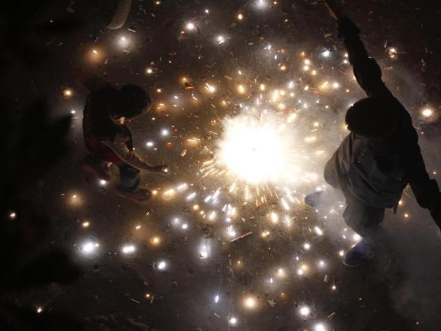 Officials from SAFAR also told HT that firecrackers will be considered to be an additional source for the rise in pollution levels (HT photo) Officials from SAFAR also told HT that firecrackers will be considered to be an additional source for the rise in pollution levels (HT photo)
