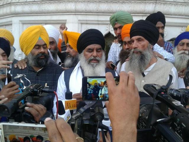 Radicals’ acting jathedar giving parallel ‘sandesh’ to Sikh community at the Akal Takht in Amritsar. (Sameer Sehgal/HT) Radicals’ acting jathedar giving parallel ‘sandesh’ to Sikh community at the Akal Takht in Amritsar. (Sameer Sehgal/HT)