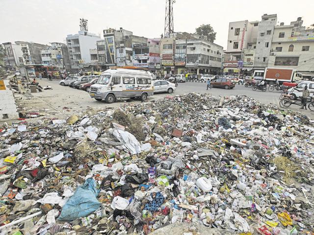 A heap of garbage on a road as East Delhi Municipal Corporation employees went on strike to press their various demands, at Near Ganesh Nagar, in New Delhi,. (Raj K Raj/HT Photo) A heap of garbage on a road as East Delhi Municipal Corporation employees went on strike to press their various demands, at Near Ganesh Nagar, in New Delhi,. (Raj K Raj/HT Photo)