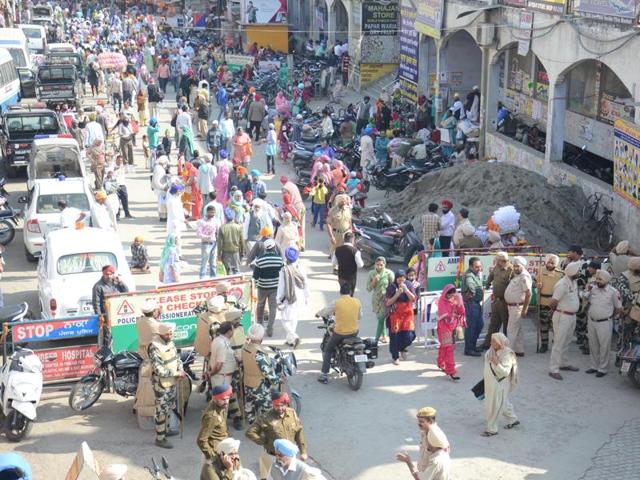 Devotees arriving amidst tight security outside the Golden Temple complex on the occasion of Diwali in Amritsar on Wednesday . (Sameer Sehgal / HT )