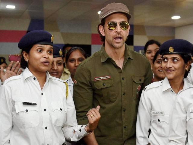 Hrithik Roshan poses for a photo with women traffic police constables during the launch of a helpline by traffic police in Mumbai on Tuesday. (PTI) Hrithik Roshan poses for a photo with women traffic police constables during the launch of a helpline by traffic police in Mumbai on Tuesday. (PTI)