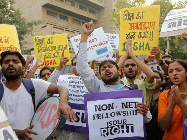 Students protest against the discontinuation of the non-NET scholarship for students undertaking research programmes outside the University Grants Commission (UGC) office in New Delhi.(Arvind Yadav / HT) Students protest against the discontinuation of the non-NET scholarship for students undertaking research programmes outside the University Grants Commission (UGC) office in New Delhi.(Arvind Yadav / HT)