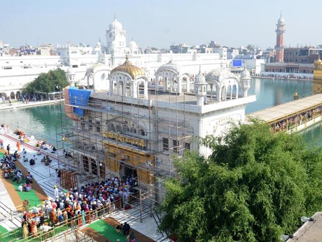 Devotees queued up to pay obeisance at the Golden Temple in Amritsar on Wednesday . (Sameer Sehgal / HT )