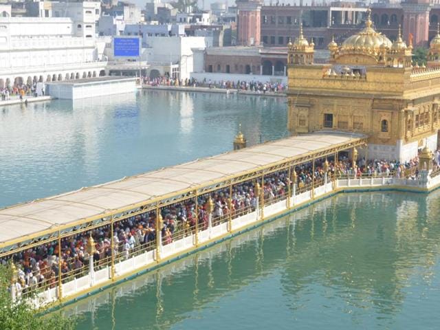 Devotees pay obeisance at Golden Temple on the occasion of Diwali festival in Amritsar on Wednesday . (Sameer Sehgal/ HT photo) Devotees pay obeisance at Golden Temple on the occasion of Diwali festival in Amritsar on Wednesday . (Sameer Sehgal/ HT photo)