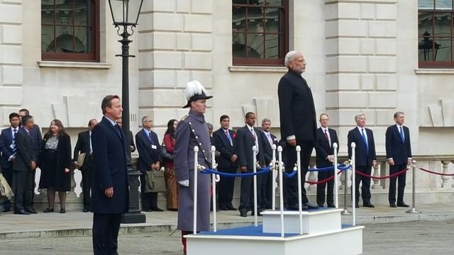 Indian Prime Minister Narendra Modi be presented a guard of honour in London. (Prasun Sonwalkar/HT Photo)