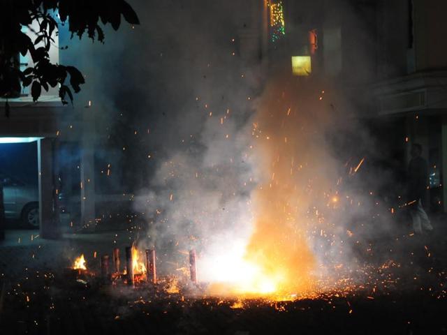 Heavy smoke pollutes the environment on Diwali night in Bhopal on Wednesday. (Mujeeb Faruqui/HT photo) Heavy smoke pollutes the environment on Diwali night in Bhopal on Wednesday. (Mujeeb Faruqui/HT photo)