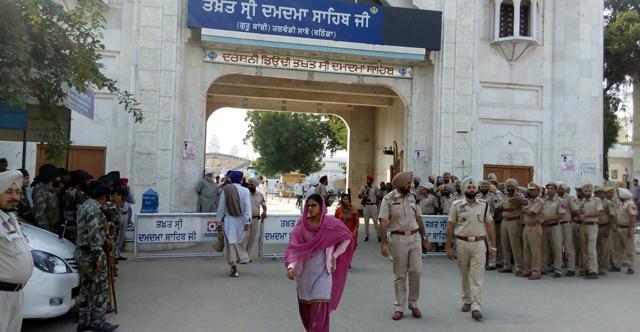 Apprehending trouble at Takht Damdama Sahib, police threw a heavy cover around the shrine in Bathinda district. (HT Photo)