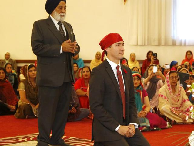 Canadian Prime Minister Justin Trudeau kneels as he arrives at the Gurdwara Sahib Ottawa Sikh Society in Ottawa, Canada.(REUTERS)