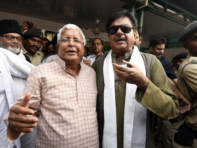 BJP leader Shatrughan Sinha meets RJD Chief Lalu Prasad Yadav after landslide victory of the Grand Alliance in Bihar Assembly Elections, in Patna.(Arun Sharma/HT Photo)