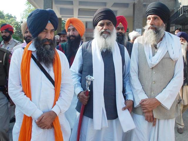 Radicals’ jathedar Giani Dhian Singh Mand (centre), who was arrested by the police in Amritsar on Wednesday, along with other radicals, coming out of the civil hospital after a medical checkup in Amritsar on Thursday. November 12, 2015 Photo by Sameer Sehgal / Hindustan Times) (Sameer Sehgal/HT Photo) Radicals’ jathedar Giani Dhian Singh Mand (centre), who was arrested by the police in Amritsar on Wednesday, along with other radicals, coming out of the civil hospital after a medical checkup in Amritsar on Thursday. November 12, 2015 Photo by Sameer Sehgal / Hindustan Times) (Sameer Sehgal/HT Photo)