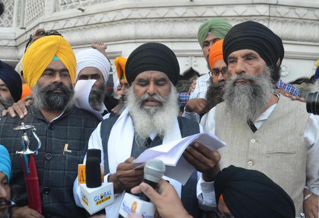 Radicals’ Acting Akal Takt Jathedar Dhain Singh Mand (centre) giving a parallel ‘sandesh’ to the Sikh community on the occasion of Bandi Chhor Diwas (day of liberation) at Akal Takht Golden Temple in Amritsar on Wednesday. (Sameer Sehgal/HT Photo) Radicals’ Acting Akal Takt Jathedar Dhain Singh Mand (centre) giving a parallel ‘sandesh’ to the Sikh community on the occasion of Bandi Chhor Diwas (day of liberation) at Akal Takht Golden Temple in Amritsar on Wednesday. (Sameer Sehgal/HT Photo)