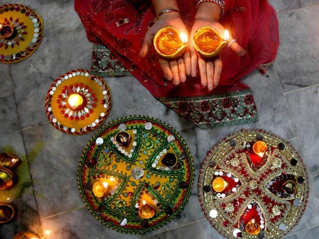 A Pakistani Hindu woman lights candles during Diwali celebrations at a local temple in Lahore, Pakistan, Wednesday, Nov. 11, 2015. (AP)
