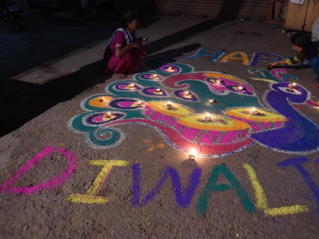 Pakistani minority Hindus celebrate Diwali in Karachi on November 11, 2015. (AFP)