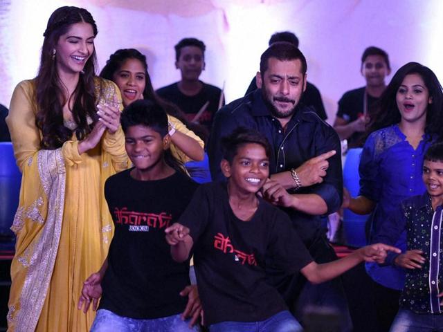 Salman Khan and Sonam Kapoor perform along with kids from Dharavi in Mumbai on Wednesday, Nov. 11, 2015. (PTI)