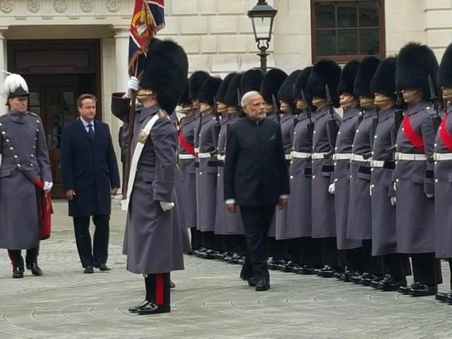 Prime Minister Narendra Modi is presented with a guard of honour in London. (Prasun Sonwalkar/ HT Photo)