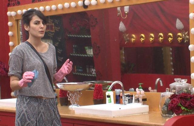 Mandana revolts once again and removes her mic asking Bigg Boss to call her in the confession room.