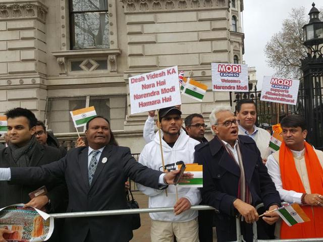 Supporters wave banners praising Narendra Modi during the Indian leader’s visit in London. (Prasun sonwalkar/ ht photo)
