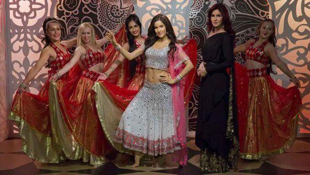 Katrina Kaif poses with fans and her own wax statue. (HT Photo) Katrina Kaif poses with fans and her own wax statue. (HT Photo)