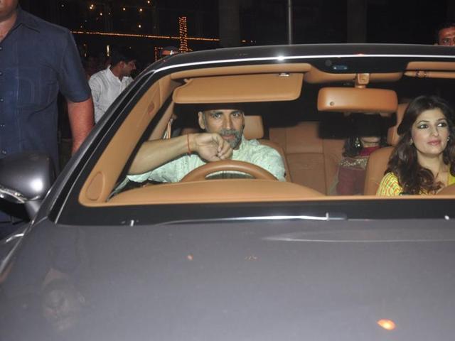 Akshay Kumar and his wife Twinkle Khanna arrives to attend the Diwali party at Amitabh Bachchan`s residence on Nov 11, 2015. (IANS)