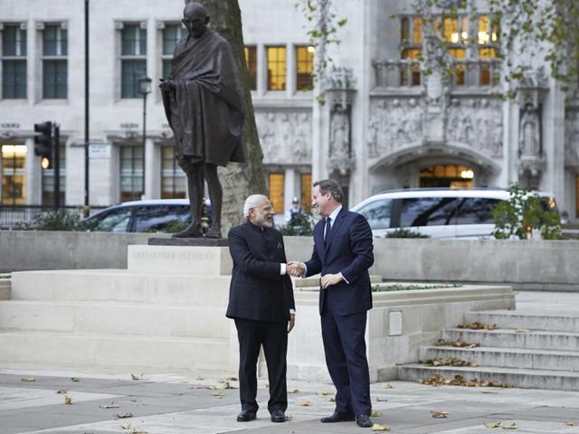 Britain's Prime Minister David Cameron and India's Prime Minister Narendra Modi, left, pay homage at the statue of Mahatma Gandhi, in Parliament Square, London, Thursday Nov. 12, 2015. (AP)