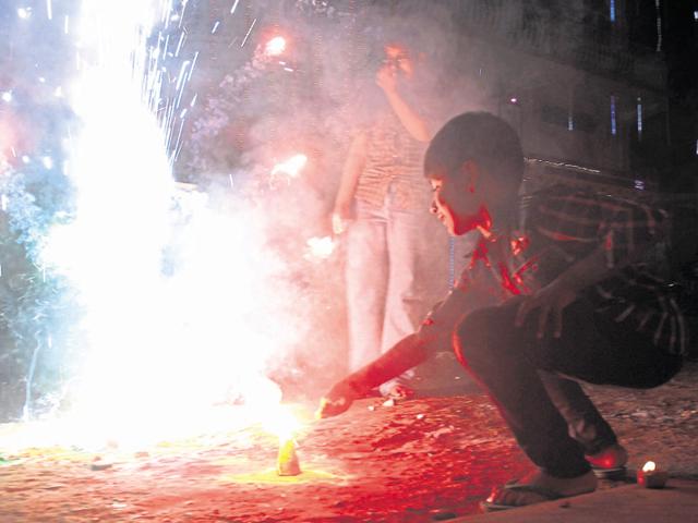 A colourful reflect of fireworks exploding in Ranchi sky. (Parwaz Khan/HT Photo) A colourful reflect of fireworks exploding in Ranchi sky. (Parwaz Khan/HT Photo)