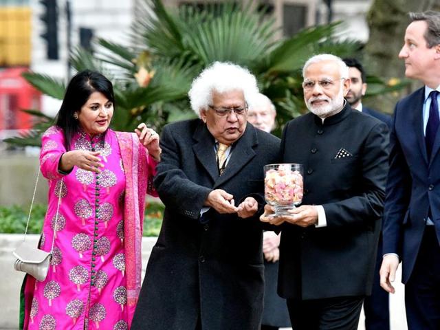 Prime Minister Narendra Modi with UK counterpart David Cameron and Economist Lord Meghnad Desai at Gandhi statue, Parliament Square in London on Thursday. (PTI)