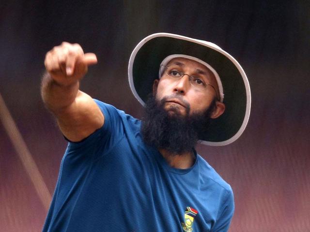 South African skipper Hashim Amla during a practice session at M Chinnaswamy stadium, in Bengaluru, Karnataka. (Ajay Aggarwal/ HT Photo)