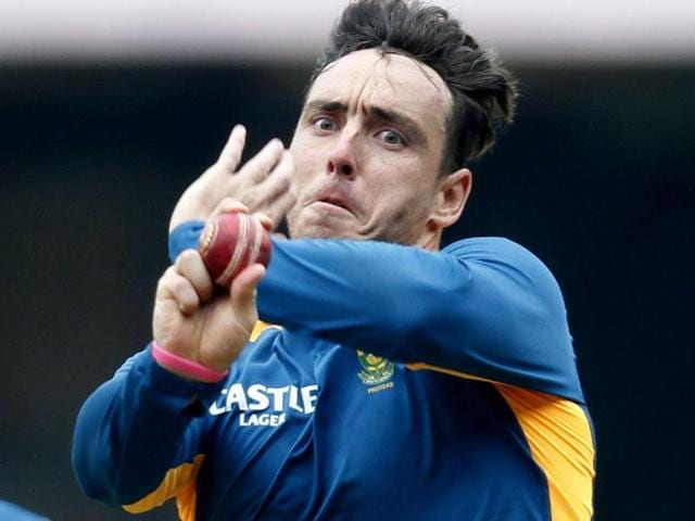 South African player Kyle Abbott, while bowling during a practice session at M Chinnaswamy stadium in Bengaluru, Karnataka. (Ajay Aggarwal/ HT Photo)