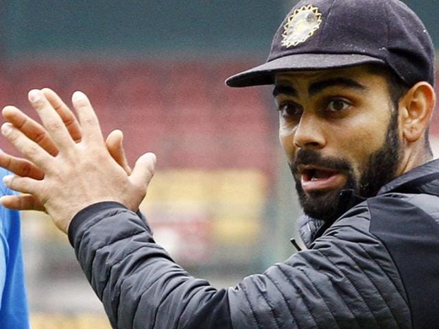 Indian captain Virat Kohli gives tips to players during a practice session at M Chinnaswamy stadium in Bengaluru, Karnataka. India will be playing its 2nd Test match against South Africa from Saturday. (Ajay Aggarwal/ HT Photo )