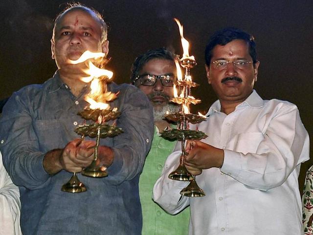 Delhi Chief Minister Arvind Kejriwal along with his deputy Manish Sisodia performing 'aarti' of Yamuna River. (PTI) Delhi Chief Minister Arvind Kejriwal along with his deputy Manish Sisodia performing 'aarti' of Yamuna River. (PTI)