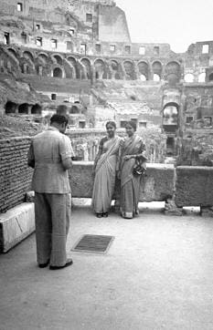 Indian tourists taking pictures at the Colosseum in 1948. (Getty Images) Indian tourists taking pictures at the Colosseum in 1948. (Getty Images)