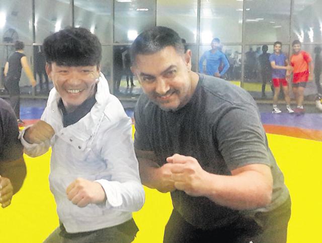 Aamir and Wang show each other the moves. Aamir and Wang show each other the moves.