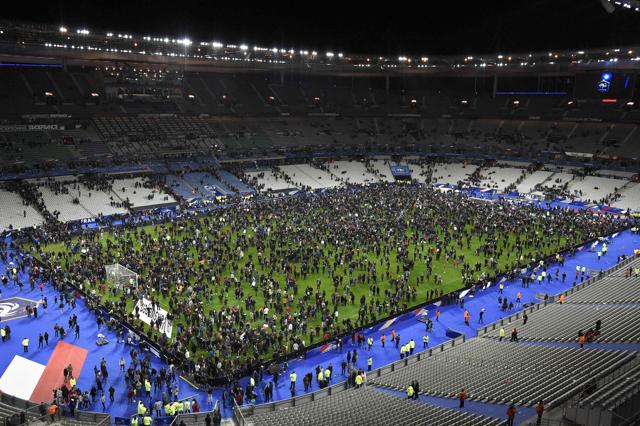 Spectators gather on the pitch of the Stade de France stadium following the friendly football match between France and Germany in Saint-Denis. (AFP Photo)