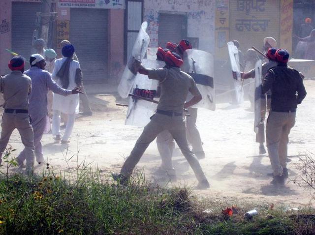 Eight people, including five policemen, were injured in the clash that started when police attempted to clear protesting farmers from the venue. (HT Photo) Eight people, including five policemen, were injured in the clash that started when police attempted to clear protesting farmers from the venue. (HT Photo)