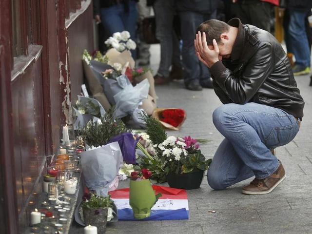 A man pays his respect outside the Le Carillon restaurant the morning after the terror attacks in Paris , November 14, 2015. (REUTERS Photo)