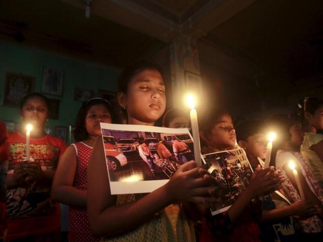 Children hold candles as they pray during a vigil to show solidarity with the victims of the attacks in Paris, at a dance school in Agartala, India, November 14, 2015. (REUTERS Photo)