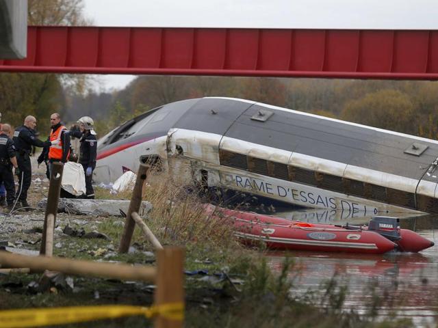 Rescue workers search the wreckage of a test TGV train that derailed and crashed in a canal outside Eckwersheim near Strasbourg, eastern France, November 14, 2015. (REUTERS Photo)